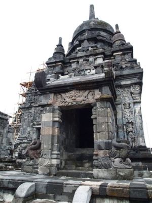 De Tempel van Sewu; Een Monumentale Getuige van de Mataram-Dynastie en een Spiegelbeeld van de Boeddhistische Kunst